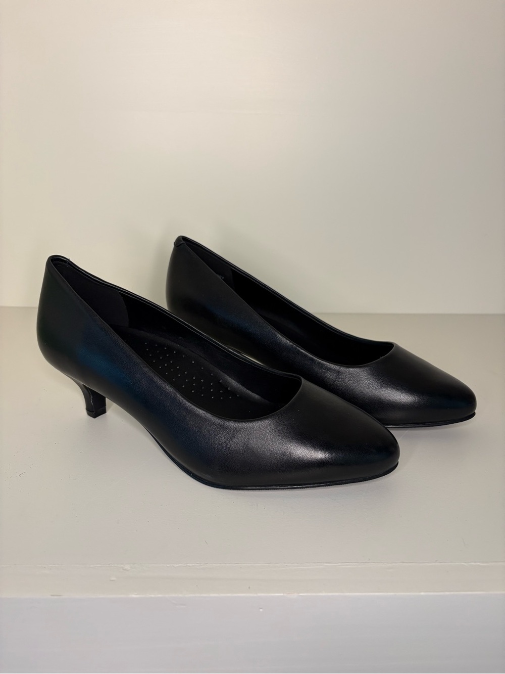 Trotters Kiera Black Leather Kitten Heel Pumps 6 1/2 WW